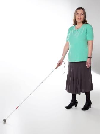 Ich gehe mit dem weien Langstock und dreh mich ganz leicht zur Seite, als habe mich jemand gerufen. Es ist eine ganz leichte Bewegung, auch die Fe in hohen Schuhen sind ganz leicht.
Ich trage ein trkisfarbenes T-Shirt, einen bis zu den Waden gehenden weiten schwarzen Rock und schwarze Pumps.
Meine Haare sind offen und fallen sehr natrlich, ich bin leicht geschminkt und trage dezenten Schmuck.